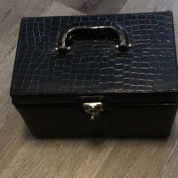 🍡🍡🍡Faux Leather make up train case with brushes (Make up is new but 3 yrsold) - Picture 5 of 5